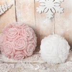 Candela sfera roselline innevata