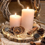 Centrotavola rotondo su piatto di legno con candele e addobbi naturali.