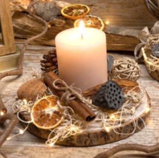 Centrotavola rotondo su piatto di legno con candele e addobbi naturali
