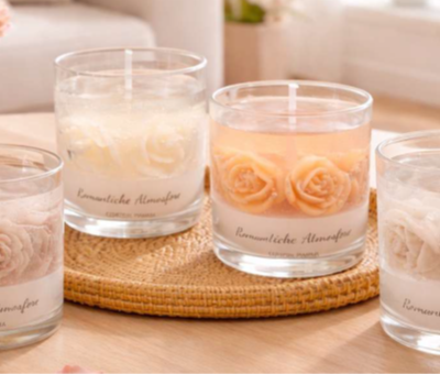 Bicchiere di vetro con rose con cera gel